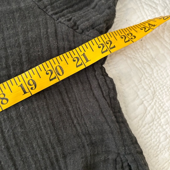 Urban Outfitters Addison Button-Front Blouse. Black size S. Raw hem, side vent. - Picture 13 of 16